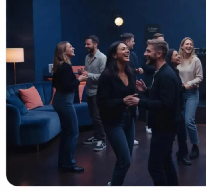 Korábbi DJ-események fotó- és videóösszeállítása táncoló közönséggel